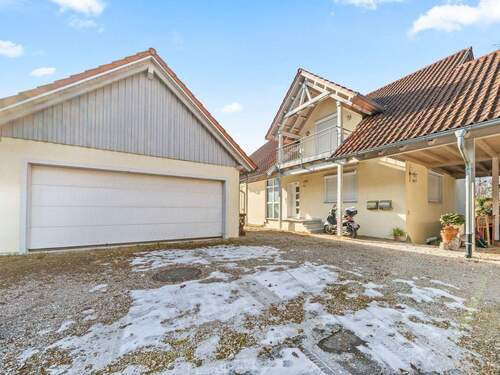 Zugang Einliegerwohnung rechts am Haus - 