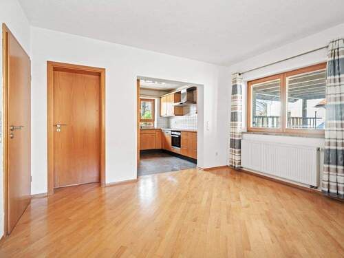 großzügiges Esszimmer - 