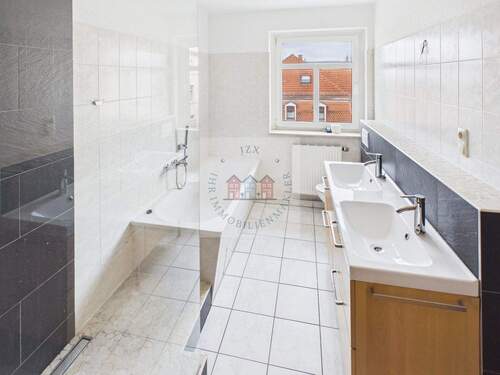 Badezimmer m. Dusche u. Wanne - 