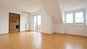 Wohnzimmer mit Zugang zur Dachterrasse - 2 Zimmer Etagenwohnung zum Kaufen in Markranstädt