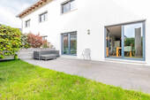 Hausansicht und Terrasse - 
