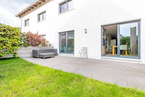 Hausansicht und Terrasse - 