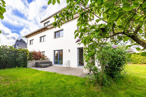 Hausansicht und Grundstück - 5 Zimmer Mehrfamilienhaus, Wohnhaus zum Kaufen in Seevetal-Fleestedt