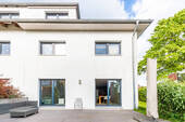 Hausansicht und Terrasse - 