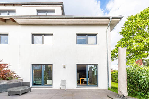 Hausansicht und Terrasse - 