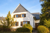 Fassade KI - Massiv gebaut, bereit für Ihre Ideen - perfektes Zuhause für Familien und Gestalter