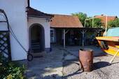 überdachter Eingangsbereich Südseite - Einfamilienhaus, ideal für Handwerker, Tierliebhaber, Gartler oder Hobbybastler. Hier können Sie sich richtig austoben!