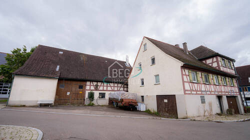 Außenansicht - Großzügiges Haus mit Scheune, Garagen und Gestaltungspotenzial