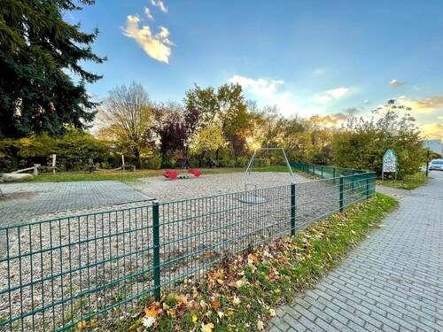 Spielplatz Wohnanlage - 4 Zimmer Etagenwohnung in Berlin