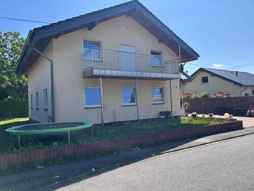 Straßenansicht - 8 Zimmer Mehrfamilienhaus, Wohnhaus zum Kaufen in Kölbingen