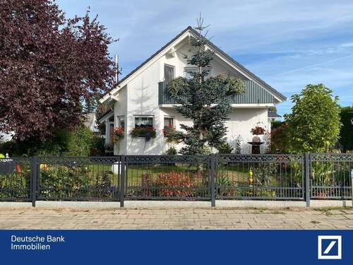 Straßenansicht, Giebel - Wohlfühloase für eine junge Familie!