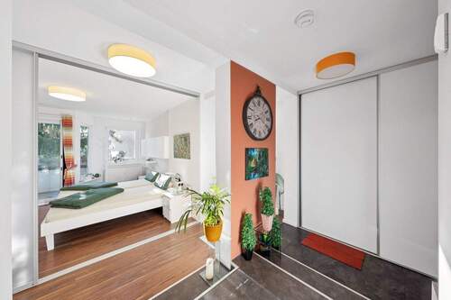 Eingangsbereich mit Blick ins Schlafzimmer - 