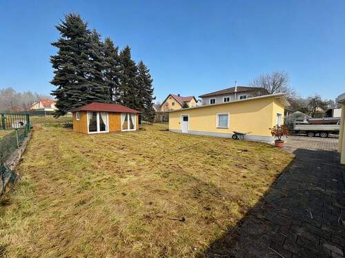 Garten, Nebengebäude - 6 Zimmer Einfamilienhaus in Wackersdorf