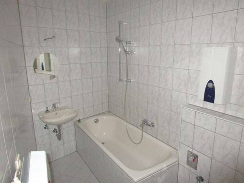 Tageslichtbad mit Wanne - 