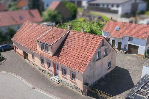 Blick auf Haus inkl Nebengebäude - 7 Zimmer Einfamilienhaus zum Kaufen in Reichsthal