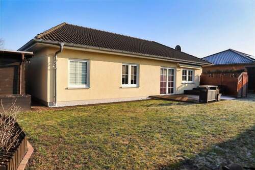 Titelbild - AB SOFORT - Gepflegter Bungalow der Marke Heinz von Heiden mit Carport, FBH und toller Lage in Panketal.