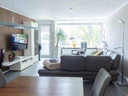 Wohnbereich zum Balkon - 3 Zimmer Etagenwohnung zum Kaufen in Nürnberg
