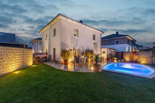 Außenansicht - Modernes Einfamilienhaus mit Pool