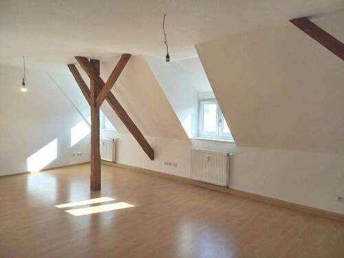 Wohnzimmer - Helle Dachgeschosswohnung sucht neuen Mieter