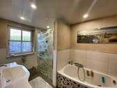 Tageslichtbad mit Badewanne und Dusche - 