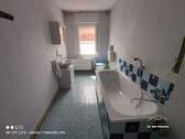 Haus rechts 1. OG- Bad - 