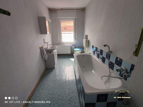 Haus rechts 1. OG- Bad - 