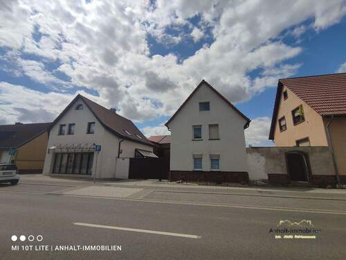 Hausansicht Straße - 8 Zimmer Mehrfamilienhaus, Wohnhaus in Bitterfeld-Wolfen