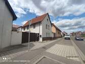 Hausansicht Haus rechts - Straße - Mehrfamilienhaus, Wohnhaus mit 197,00 m&sup2; in Bitterfeld-Wolfen zum Kaufen
