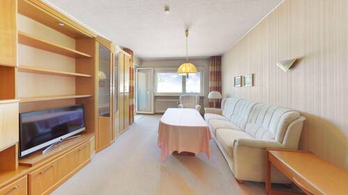 Wohnzimmer - Charmante 3 Zi. -Wohnung mit Loggia und Garage in ruhiger Lage