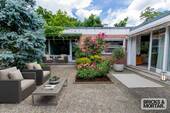 Terrasse Innenhof - +++ Großzügige Doppelhaushälfte im Bungalowstil mit großem Garten und Blick ins Grüne +++