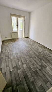 Wohnzimmer mit Loggia - WOHNEN IM ZENTRUM-NORD... - 372,00&nbsp;EUR Kaltmiete, ca.&nbsp; 51,40&nbsp;m&sup2;&nbsp;Wohnfl&auml;che