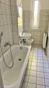 Bad mit Wanne und Fenster - Etagenwohnung mit 51,40 m&sup2; in Leipzig zur Miete