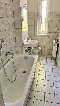 Bad mit Wanne und Fenster - Etagenwohnung mit 51,40 m&sup2; in Leipzig zur Miete