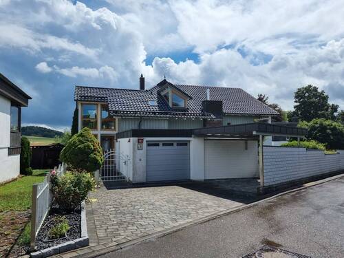 Hausansicht Eingang - Zweifamilienhaus mit geräumiger Einliegerwohnung in gehobener Crailsheimer Randlage zum Verkauf