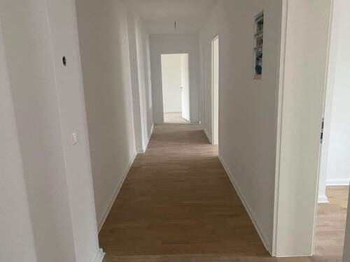 Flur - 5 Zimmer Etagenwohnung zur Miete in Halle (Saale)