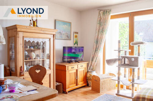 Wohnzimmer - Exklusive 3-Raum-Etagenwohnung mit großzügigem Balkon und Stellplatz