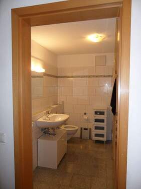 Bad mit Badewanne, Dusche und Waschmaschineanschluss - 