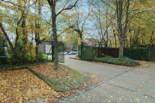 Zufahrt zum Haupteingang - 