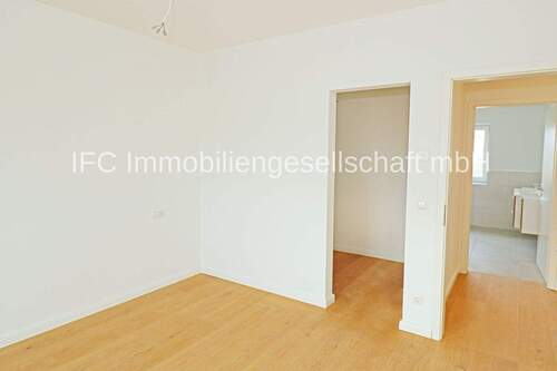 Schlafzimmer mit Ankleide im OG - 