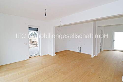 Wohnzimmer mit Küche im EG - 