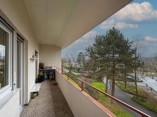 Großzügiger Balkon vom Wohnzimmer und Kinderzimmer zugänglich - Etagenwohnung mit 76,00 m&sup2; in Lahr/Schwarzwald zum Kaufen