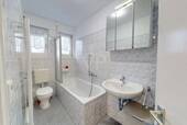 Badezimmer mit Duschwanne - 