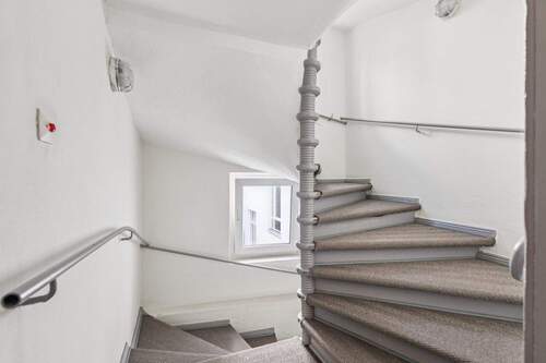 Charmanter, ehemaliger Dienstbotenaufgang – eine stilvolle renovierte Wendeltreppe - 1 Zimmer Etagenwohnung zum Kaufen in Berlin