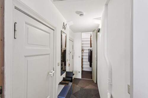 Der Flurbereich mit optimalen Stauraum durch integriertem Kleiderschrank - 1 Zimmer Etagenwohnung in Berlin