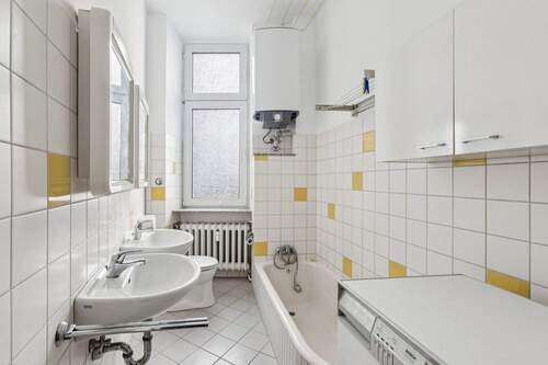 Das Tageslichtbad ist mit einer Badewanne ausgestattet und versprüht einen Hauch von Retro-Flair - Etagenwohnung mit 31,00 m&sup2; in Berlin zum Kaufen