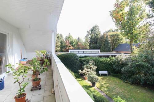 Balkon mit Blick in den Garten - 