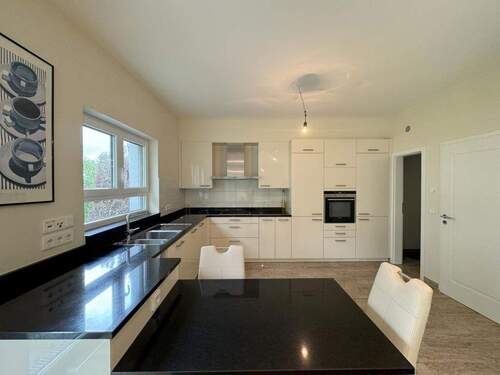 Einbauküche mit Speisekammer - 6 Zimmer Doppelhaushälfte in Wiesbaden