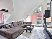 Bild 1 - Großzügige Dachgeschosswohnung mit Balkon, Kamin und zwei Stellplätzen