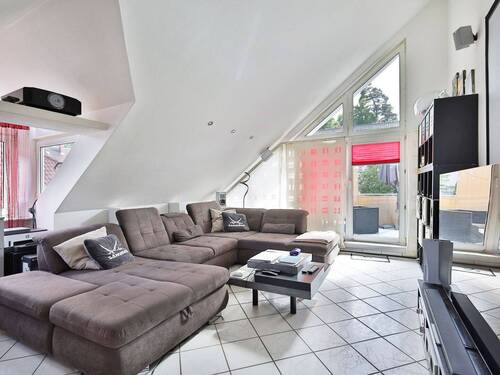 Bild 1 - Großzügige Dachgeschosswohnung mit Balkon, Kamin und zwei Stellplätzen