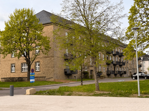 Mehrfamilienhaus in Bitburg.png - Frei ab sofort Behindertengerechte 2 - Zimmer-Wohnung im 1. Obergeschoss mit Aufzug Einbauküche Balkon
